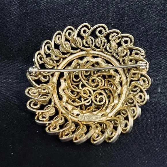 Vintage Monet Gold Tone Open Work Hat Shaped Brooch (5008) - Picture 3 of 5